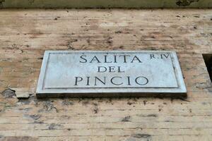 een steen straat teken dat zegt salta del pincio foto