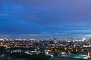 donker blauw wolk met wit licht lucht achtergrond en stad licht middernacht avond tijd foto