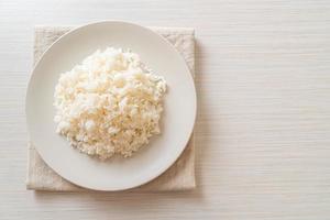 gekookte rijst op bord