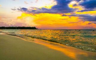 geweldig zonsondergang Bij tropisch caraïben strand playa del carmen Mexico. foto