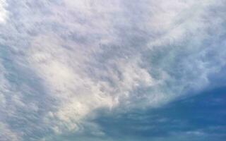 blauw lucht met chemisch chemtrails cumulus wolken scalair golven lucht. foto