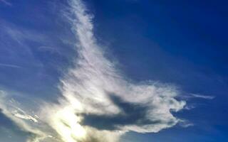 blauw lucht met chemisch chemtrails cumulus wolken scalair golven lucht. foto