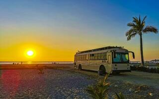 camper bus auto Bij zonsondergang in puerto escondido oaxaca Mexico. foto