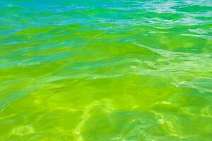 golven Bij tropisch strand caraïben zee Doorzichtig turkoois water Mexico. foto