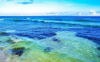 stenen rotsen koralen turkoois groen blauw water Aan strand Mexico. foto