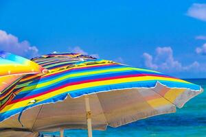 kleurrijk parasol met veel kleuren Aan de caraïben strand in Mexico. foto