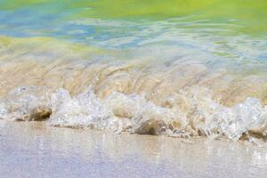 golven Bij tropisch strand caraïben zee Doorzichtig turkoois water Mexico. foto