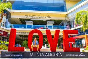 playa del carmen quintana roo Mexico 2021 rood liefde belettering teken symbool in playa del carmen Mexico. foto