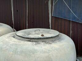 oud en vuil water cement tank foto