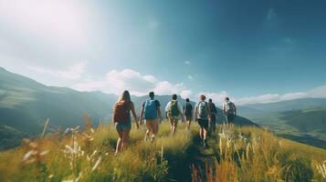 openhartig foto van vrienden wandelen samen in de bergen. avontuur reis concept