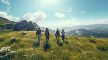 openhartig foto van vrienden wandelen samen in de bergen. avontuur reis concept