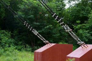 staal baseren ondersteunt de structuur of hoog Spanning pool. kabel bouw foto