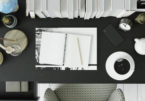 een werkkamer met een notebook pennen foto