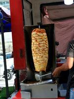 kip borst Aan vleespen grillen in kabap machine. foto