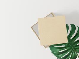 een doos met notitiepapier op een blad op een witte achtergrond foto