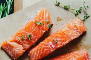 vers rauw Zalm filet met kruiderijen en kruiden foto