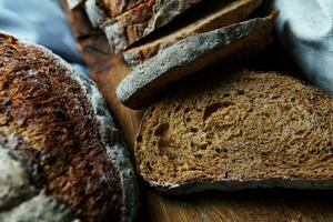 vers gebakken brood met een gouden korst dichtbij omhoog foto