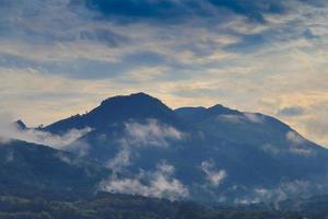 landschap berg en ochtendmist foto