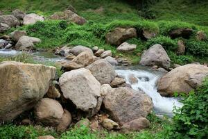 versheid landschap voor water vallen en stroom vloeiende door rotsen in tropisch regen Woud en groen wild oerwoud. khao chong lom Bij nakhonnayok provincie, Thailand foto