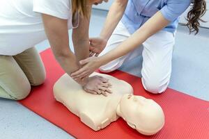 verpleging studenten zijn aan het leren hoe naar redden de geduldig in noodgeval. cpr opleiding met cpr pop. afgesloten. zacht focus. foto