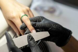 vrouw handen en gereedschap voor manicuren, werkwijze van het uitvoeren van manicure foto