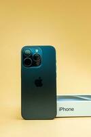 Bangkok, Thailand - oktober 15, 2023 de appel nieuw iphone 15 blauw titanium kleur en doos foto
