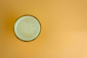 bier met bubbel schuim Aan glas van bovenstaand foto