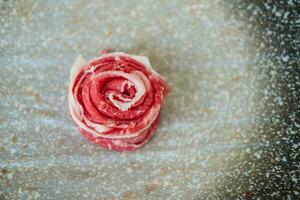 premie bijzonder plakjes van rundvlees looks Leuk vinden bloemen in de restaurant kijken smakelijk foto