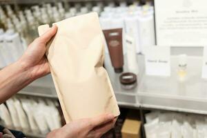 hand- zeep, ontsmettingsmiddel of het wassen wasmiddel bijvullen pakket of tas. nul afval. hergebruik verminderen recycle concept. bijvullen vloeistof zeep, shampoo en andere producten. foto