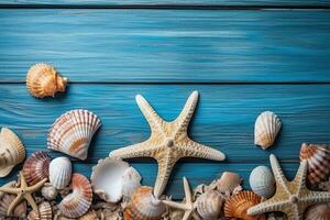 voorraad foto van een zomer tijd concept met zee schelpen en zeester Aan een blauw houten achtergrond generatief ai