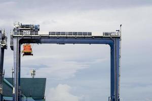 gigantische kadekraan op de havenwerf foto