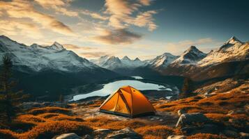 camping oranje tent in de hoog bergen Bij zonsondergang. foto