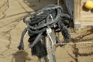 dik hennep touw Aan de pier in de zeehaven. foto