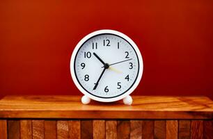 alarm klok, modern klok, werk met tijd, afspraken, stiptheid, reglement van tijd, stationair klok handen. de belang van tijd en levensstijl foto