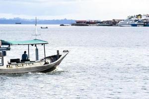sorong, Indonesië 2021- een traditionele vissersboot foto