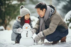 Aziatisch familie, vader en dochter gebouw een sneeuwman samen Aan winter dag. gelukkig familie hebben pret terwijl spelen in sneeuw buitenshuis. generatief ai. foto