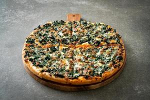 spinazie en kaas pizza op houten dienblad