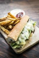 gourmet philly cheese steak american sandwich met friet foto