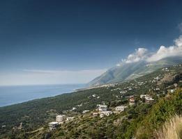 Ionische kust van de Middellandse Zee strand landschap van Zuid-Albanië ten noorden van Sarande op weg naar Vlore foto