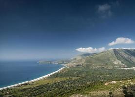 Ionische kust van de Middellandse Zee strand landschap van Zuid-Albanië ten noorden van Sarande op weg naar Vlore foto