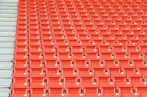 leeg oranje stoelen Bij stadion, rijen van stoel Aan een voetbal stadion foto