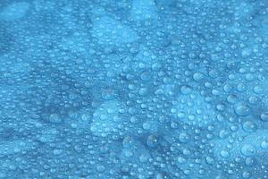 close-up waterdruppels op blauwe achtergrond foto