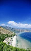 cristo rei mijlpaal tropisch strand landschap uitzicht in de buurt van dili oost-timor foto