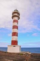 een vuurtoren Aan de kust van de galapagos eilanden foto