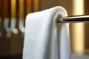een detailopname van een ongerept wit handdoek hangende Aan een gepolijst metaal hengel generatief ai foto