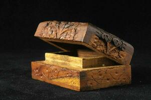 een klein houten doos met gesneden ontwerpen Aan het foto