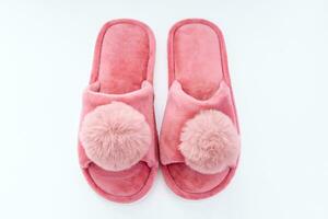 schattig huis roze pluizig slippers Aan wit achtergrond foto