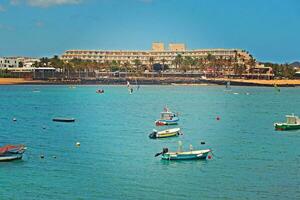 kust landschap met oceaan strand en blauw lucht Aan de eiland van Lanzarote in Spanje foto