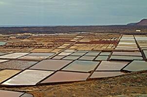 origineel salinas door de oceaan Aan de eiland van Lanzarote in de kanarie eilanden foto