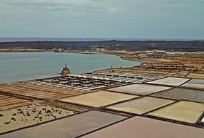 origineel salinas door de oceaan Aan de eiland van Lanzarote in de kanarie eilanden foto